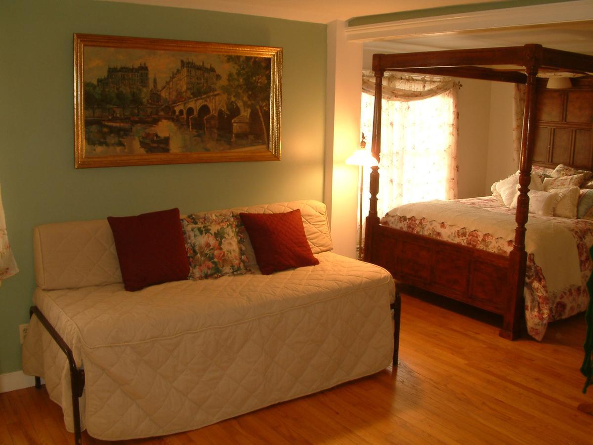 Truman Gillet House B & B Granby Exterior photo